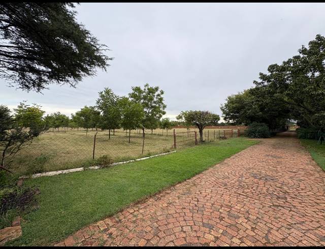 4 BEDROOM HOUSE FOR SALE IN VAN DER MERWES KROON